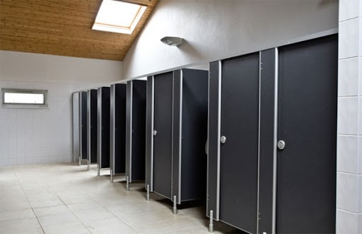 nhà vệ sinh công cộng có cửa sổ