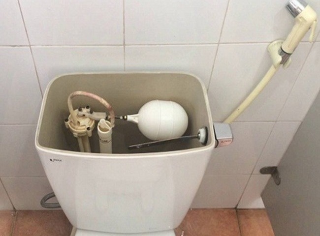Xử l&yacute; bồn cầu bị mất nước nhanh ch&oacute;ng