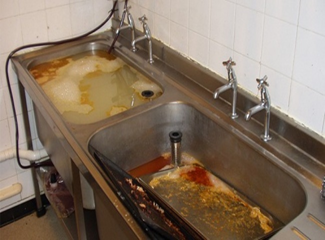 Bồn rửa bát bị trào ngược do dầu mỡ