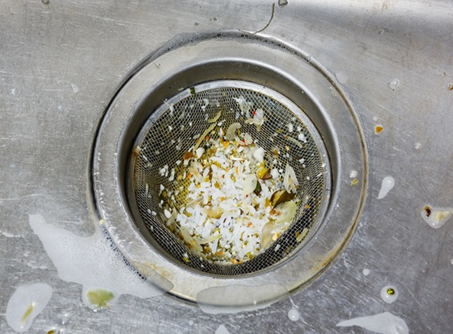 Bồn rửa bát bị trào ngược do thức ăn thừa