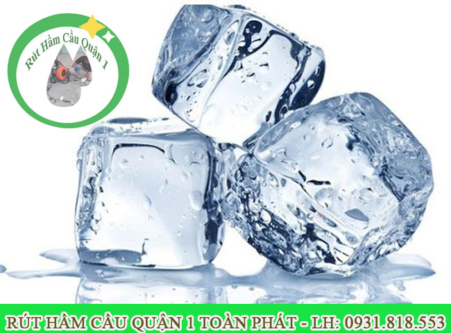 dùng đá lạnh để thông cầu