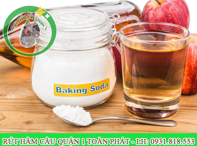 D&ugrave;ng baking soda v&agrave; giấm để th&ocirc;ng cống