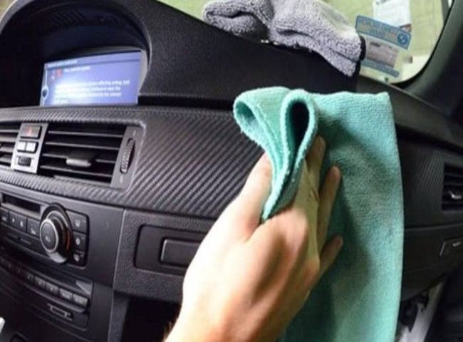 Điều hòa ô tô có mùi hôi xử lý bằng cách vệ sinh thường xuyên