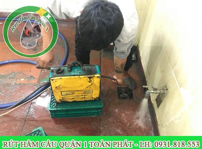 thông nghẹt cống bằng máy lò xo