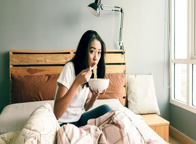 M&ugrave;i h&ocirc;i tr&ecirc;n nệm do thực phẩm g&acirc;y n&ecirc;n