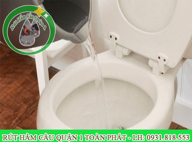 d&ugrave;ng nước s&ocirc;i khử m&ugrave;i h&ocirc;i cống