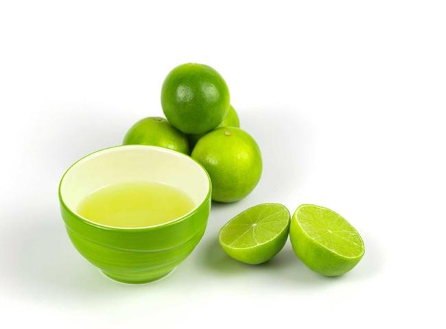 Tẩy m&ugrave;i h&ocirc;i n&aacute;ch ở &aacute;o bằng chanh tươi