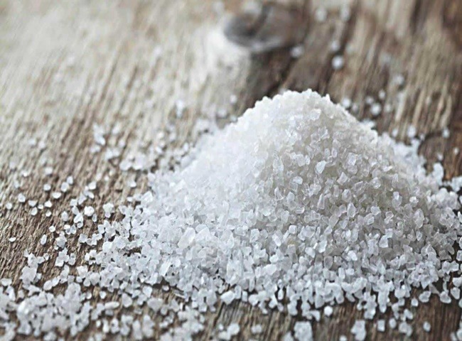 Tẩy m&ugrave;i h&ocirc;i n&aacute;ch ở &aacute;o bằng muối trắng