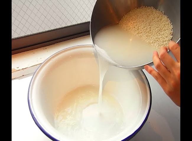 Tẩy m&ugrave;i h&ocirc;i n&aacute;ch ở &aacute;o bằng nước vo gạo