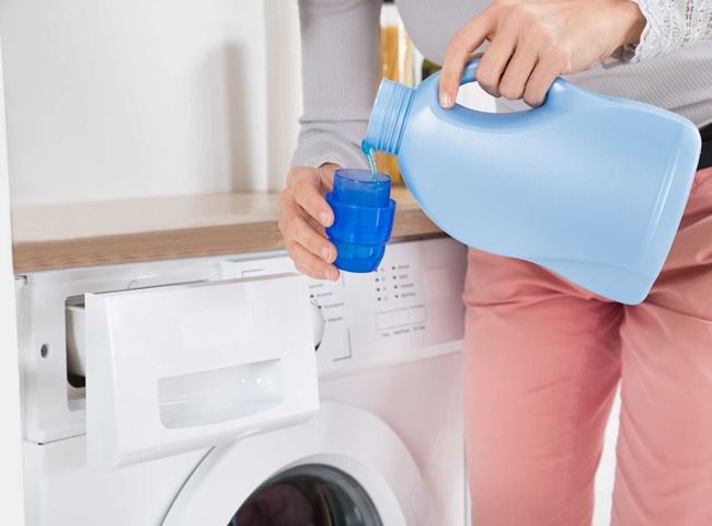 Tẩy m&ugrave;i h&ocirc;i n&aacute;ch ở &aacute;o bằng nước xả vải