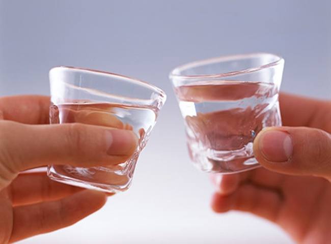 Tẩy m&ugrave;i h&ocirc;i n&aacute;ch ở &aacute;o bằng rượu