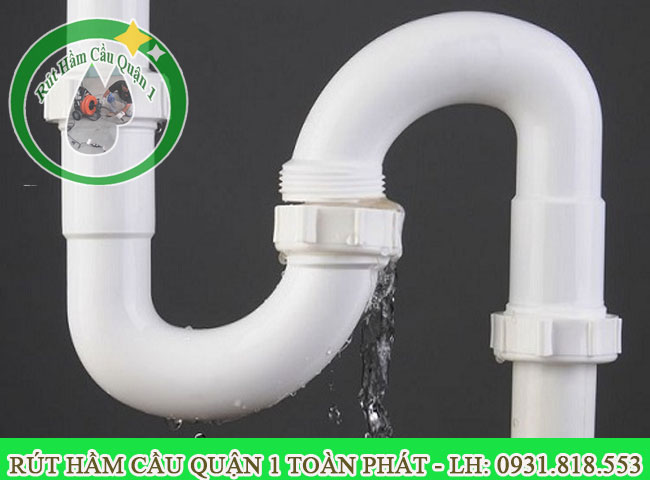 ống tho&aacute;t nước nghẹt do sai kỹ thuật