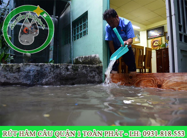 ống tho&aacute;t nước nghẹt do trời mưa