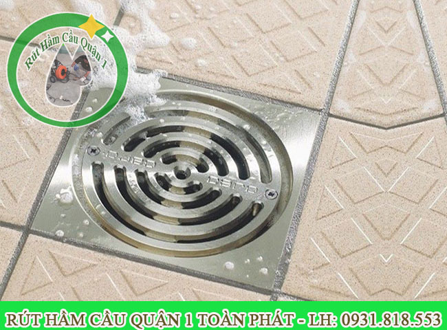 ống tho&aacute;t nước nghẹt trong trời mưa