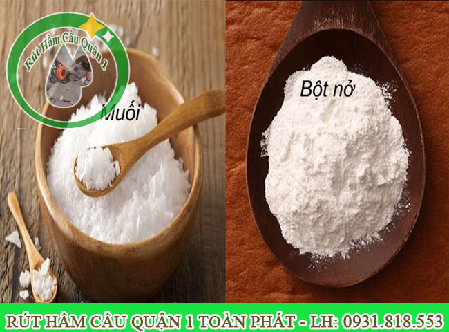 sử dụng muối v&agrave; bột nở để th&ocirc;ng cống