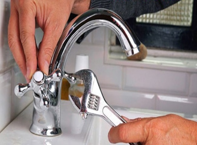 V&ograve;i nước bồn rửa mặt bị tắc xử l&yacute; bằng c&aacute;ch kiểm tra sục kh&iacute;