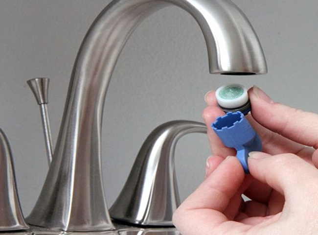 V&ograve;i nước bồn rửa mặt bị tắc do bộ phận sục kh&iacute; bị bẩn