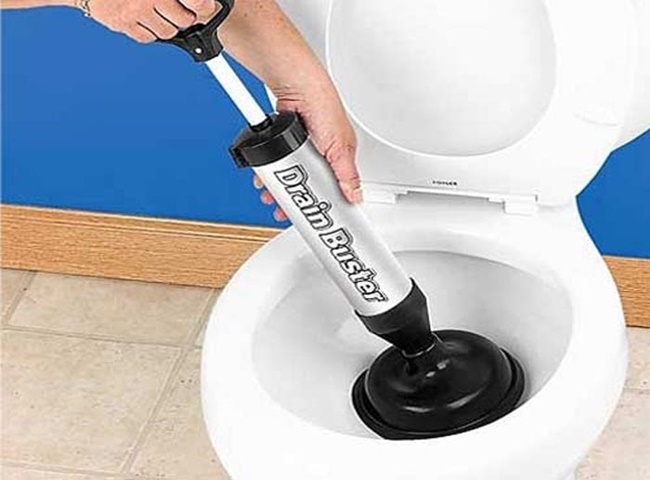 Xử l&yacute; b&agrave;n chải đ&aacute;nh răng rơi v&agrave;o bồn cầu bằng c&acirc;y thụt bồn cầu