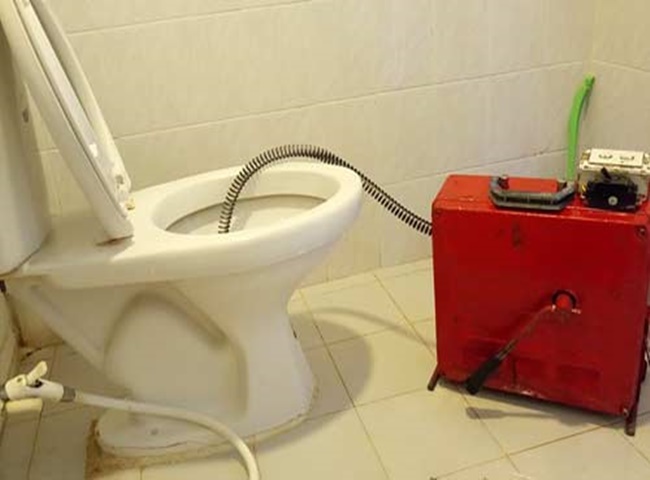 Xử l&yacute; b&agrave;n chải đ&aacute;nh răng rơi v&agrave;o bồn cầu bằng m&aacute;y l&ograve; xo