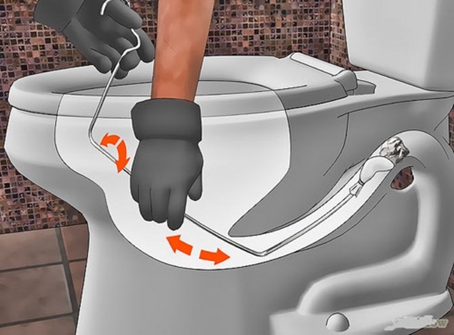 Xử l&yacute; b&agrave;n chải đ&aacute;nh răng rơi v&agrave;o bồn cầu bằng m&oacute;c &aacute;o