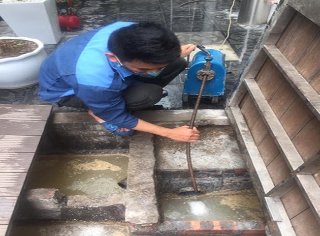 Bể phốt bốc mùi hôi do lượng chất thải quá đầy