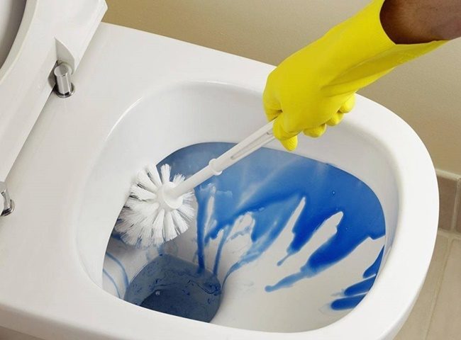 Xử lý bể phốt bốc mùi hôi bằng thuốc khử mùi