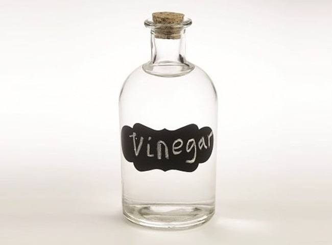 Xử l&yacute; m&ugrave;i h&ocirc;i quần &aacute;o bằng giấm ăn