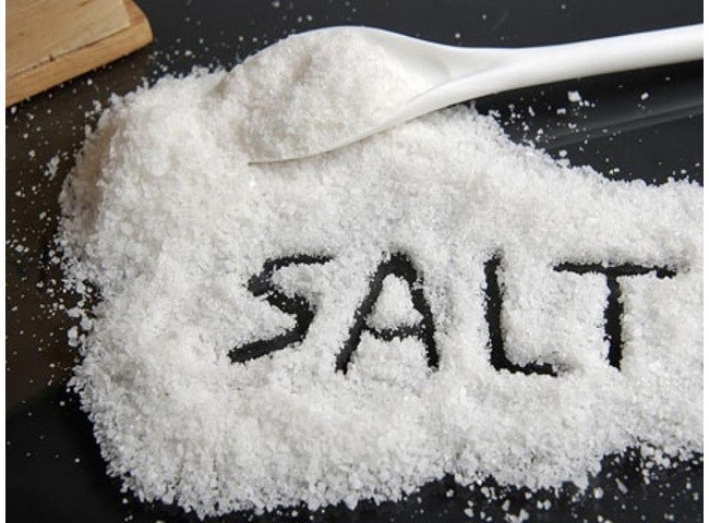 Xử l&yacute; m&ugrave;i h&ocirc;i quần &aacute;o bằng muối